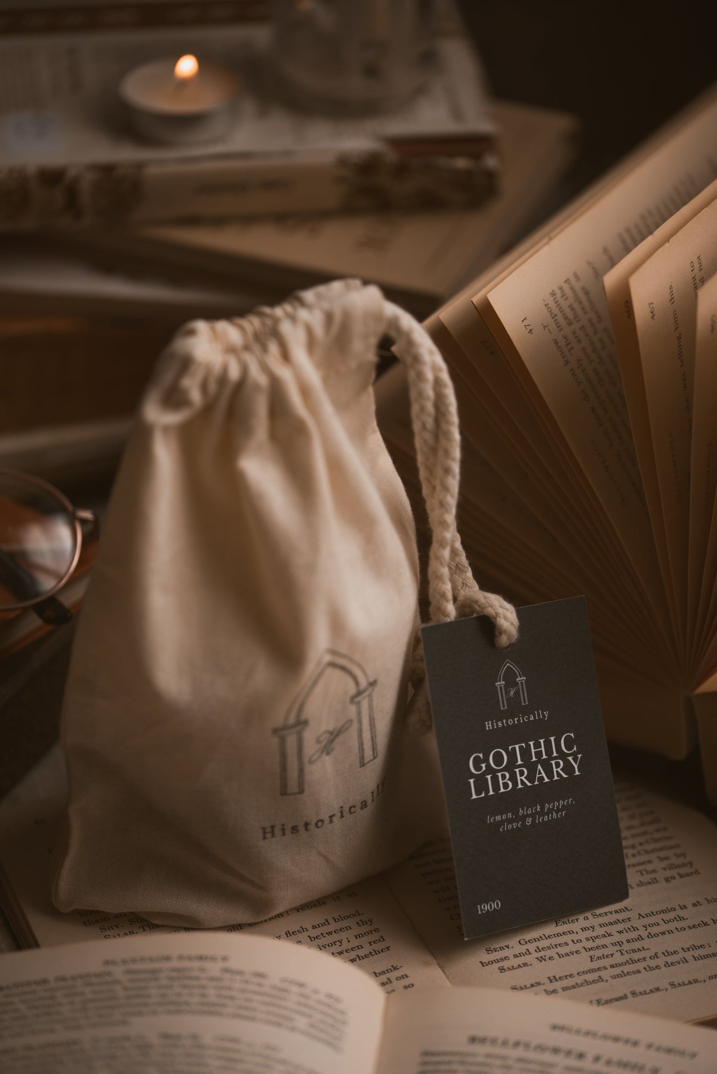 Bookish candle inspired by Victorian and Gothic libraries